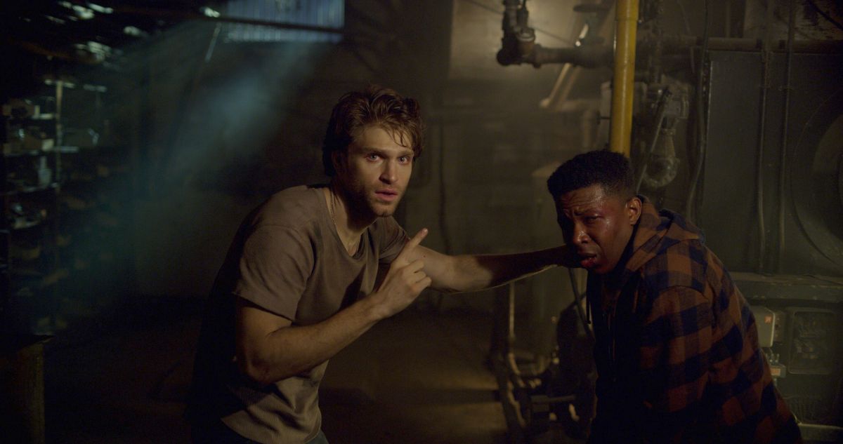 ▲基根阿倫（左）必須割開一具全裸男屍，並大肆翻攪內臟找出鑰匙。（圖／威視）