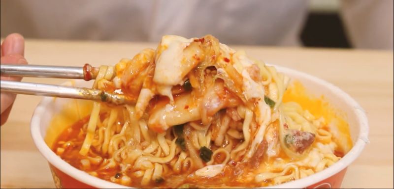 ▲來自韓國的YouTuber 咪蕾及EZY，將滿漢大餐加入泡菜等配料，讓原本台味十足的牛肉麵搖身一變成為人氣韓式麻辣部隊鍋料理。（圖／資料照片）