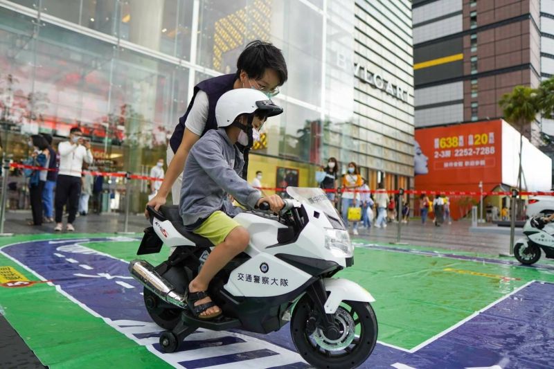 ▲大遠百廣場前的模擬街道，讓小朋友騎上小機車，由員警宣導交通安全觀念(圖/記者力軍翻攝)