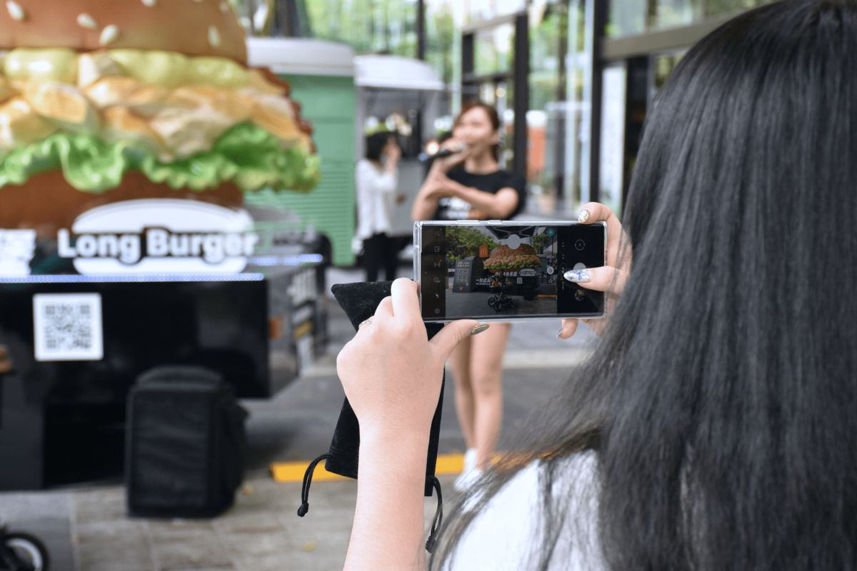 ▲信義區街頭麥當勞長堡車現蹤,不少民眾聞訊後前往現場拍照參加活動。(圖/NOWnews)