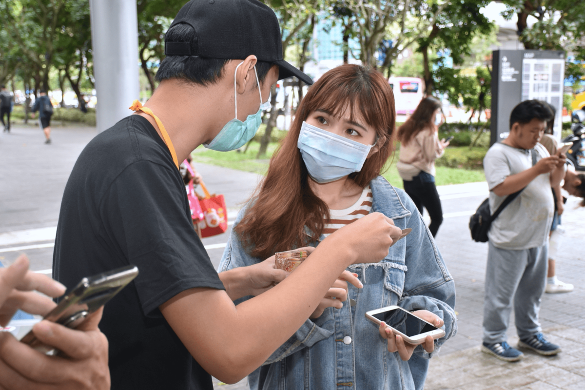 ▲現場聚集不少民眾參與活動,現場工作人員說明兌換方式。(圖/NOWnews)