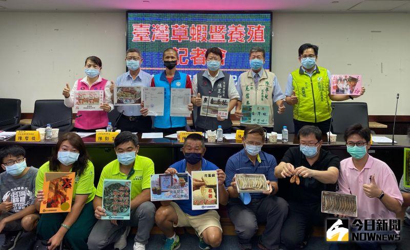 ▲蝦類養殖業者要求館長陳之漢公開道歉。(圖/記者陳聖璋攝,2020.08.28)