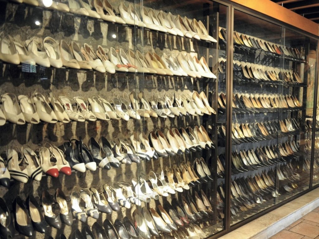 ▲伊美黛被戲稱是世界級的花錢大戶，給人最深刻的印象是她的衣櫃裡有三千雙鞋和一個防彈胸罩。（圖／達志影像，美聯社）