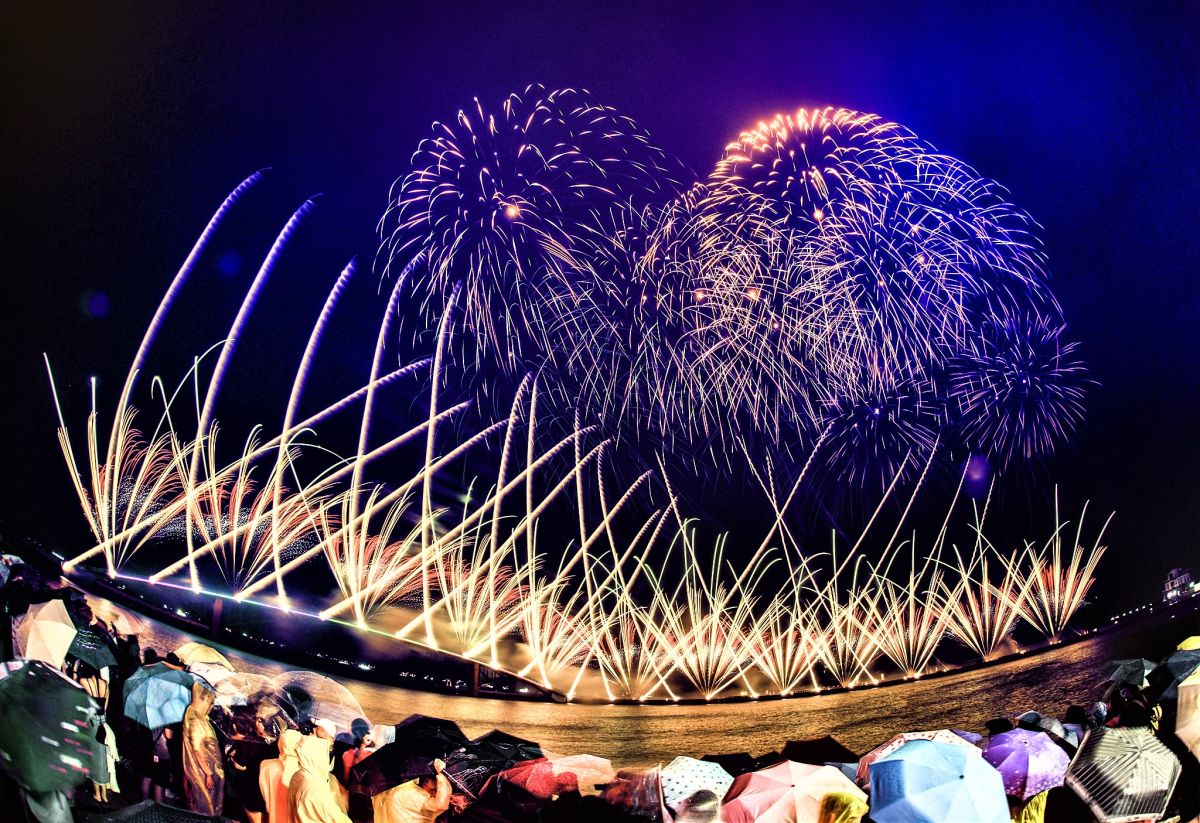 ▲澎湖國際海上花火節27日雖因風雨停止無人機科技燈光秀，但煙火施放及漫威露天電影院則照原訂計畫辦理，現場湧入了1萬4.,500人冒雨觀賞。（圖／澎湖縣政府提供）