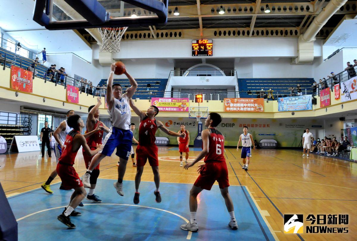 ▲中州盃分齡籃球錦標賽高男甲組冠軍戰青年高中(紅衣)對成功高中(白衣)戰況激烈。（圖／記者陳雅芳攝，2020.08.28）