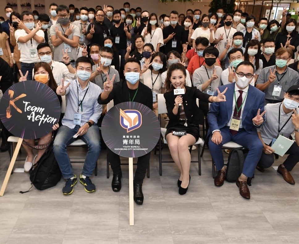 ▲▲為協助高雄在地青年能充分整合產、官、學界的青創資源，高市府青年局推出青創之夜聚會，局長張以理希望青創之夜交流平能針對青年需求，提供完善的創新創業資源。(圖/高市府青年局提供)