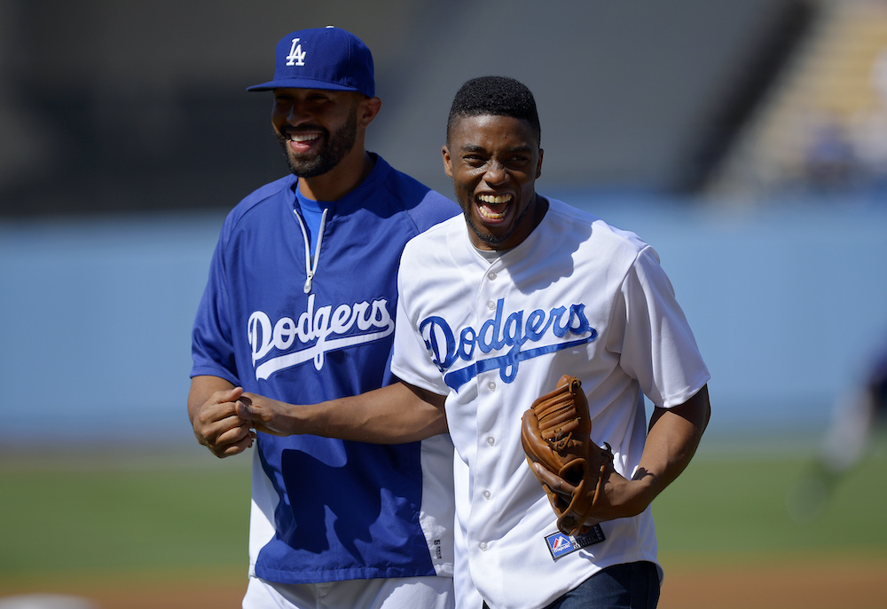 ▲知名演員Chadwick Boseman(右)曾為道奇隊開球。（圖／美聯社／達志影像）