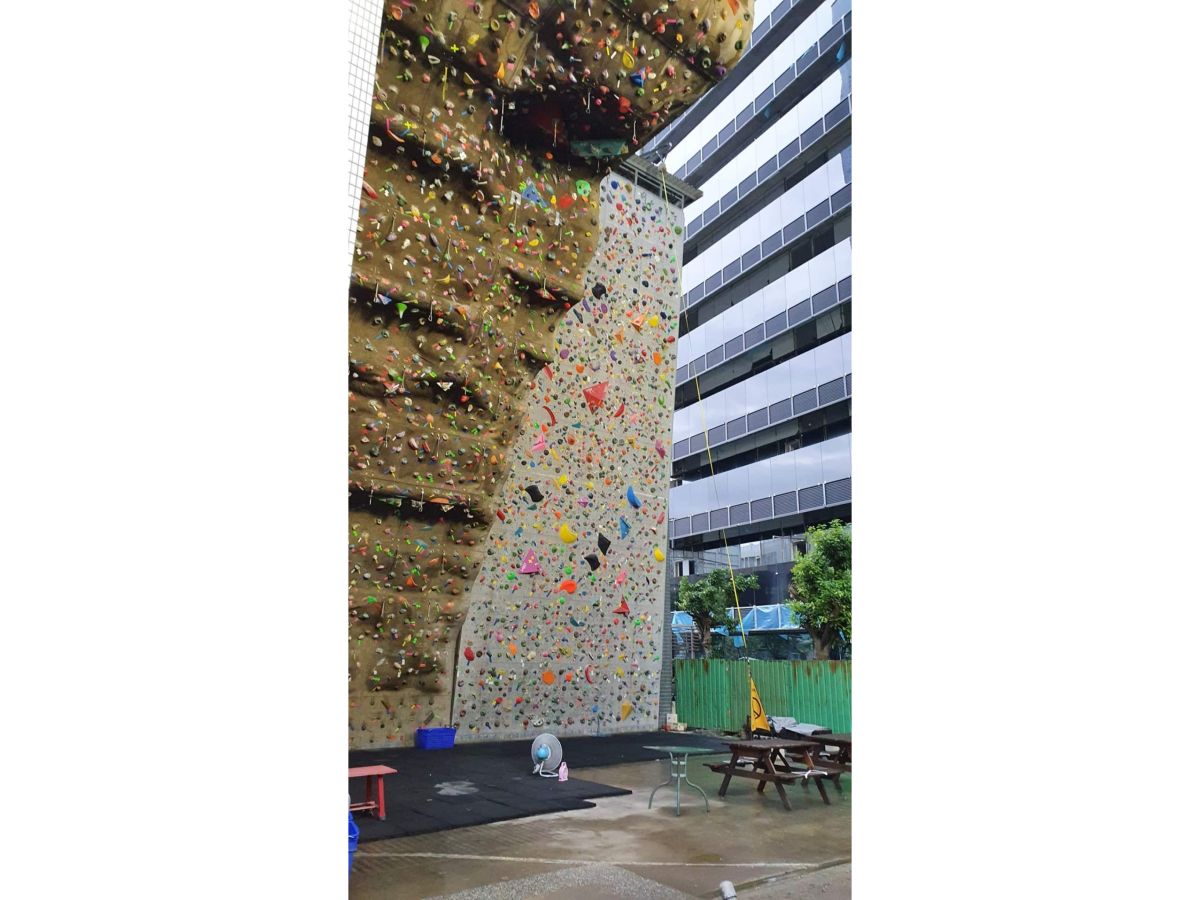 ▲一名女子在內湖運動中心攀岩，不幸墜落身亡。台北市體育局表示，該女子進場攀爬3次，第3次攀爬沒有扣安全鎖而墜落。（圖／取自內湖運動中心攀岩館臉書粉絲頁）