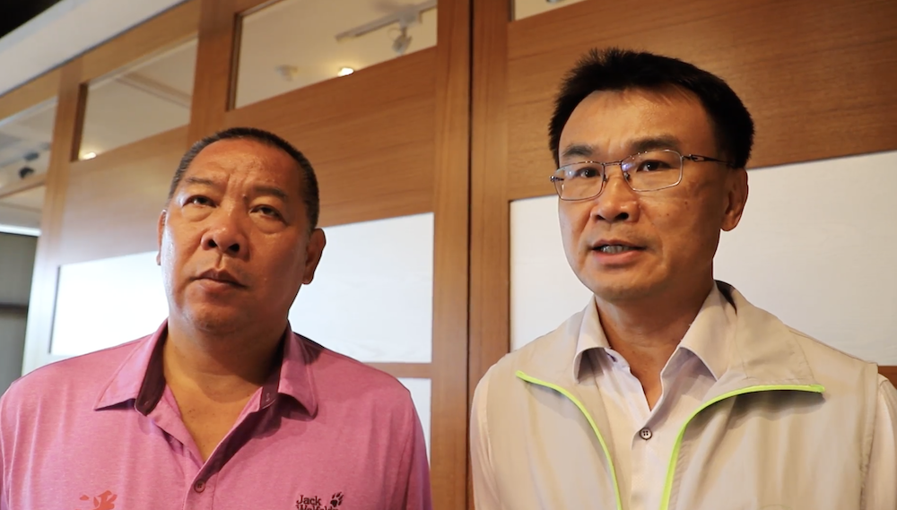 ▲農委會主管陳吉仲（右）今（29）日也與養豬業者針對美豬議題進行談話。（圖／翻攝自農委會畫面）