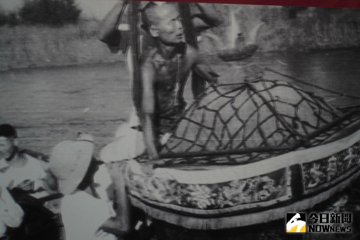 ▲這項民俗活動最早的影像紀錄竟是一名美國人，他是人類學者葛伯納，20年前他再度來台，把手上僅有珍貴照片送給村民。（圖／記者陳雅芳攝，2020.08.29）