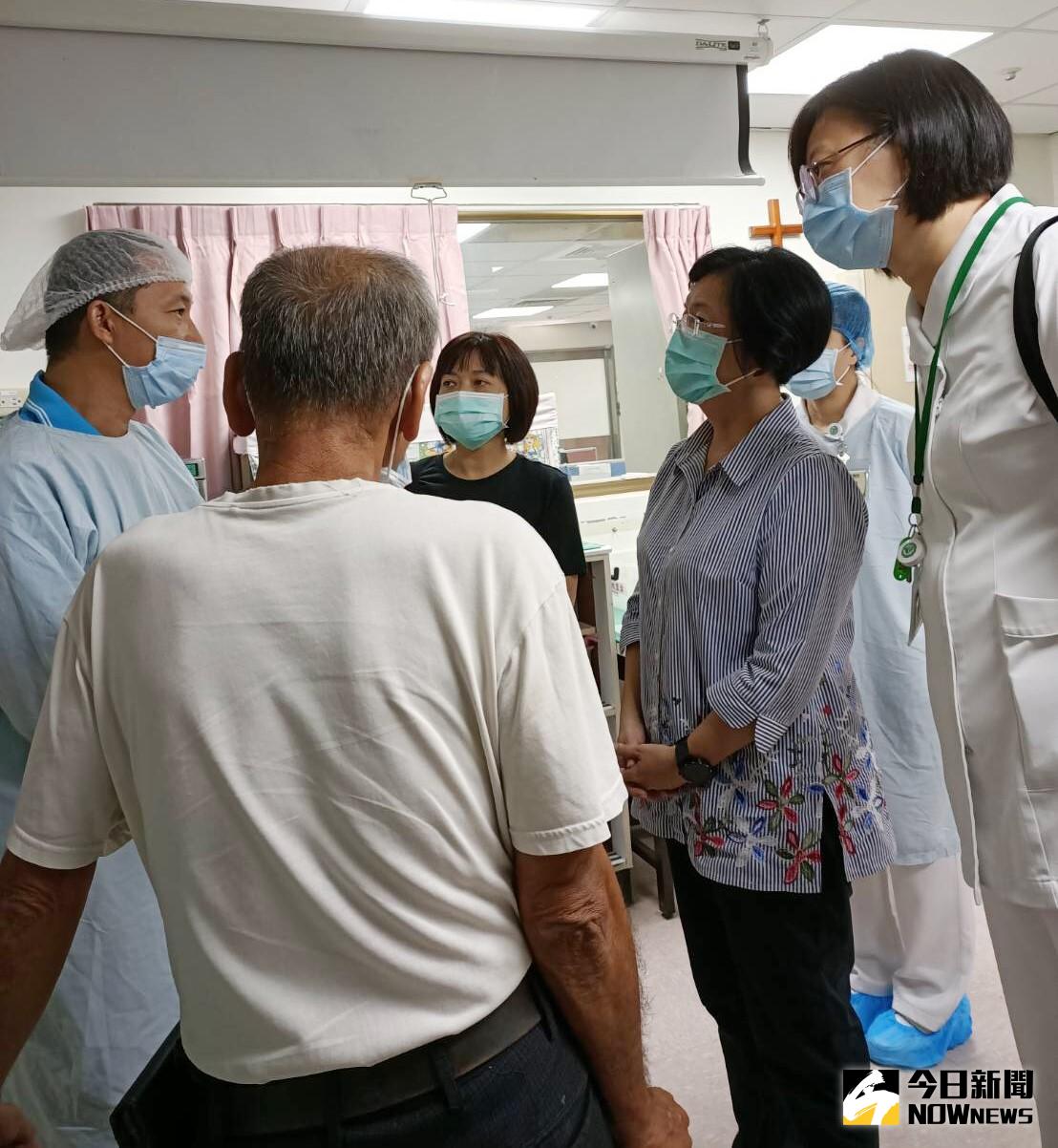 ▲彰化縣長王惠美前往醫院慰問豆漿火災意外受傷的2名勞工及家屬。（圖／記者陳雅芳攝，2020.08.29）