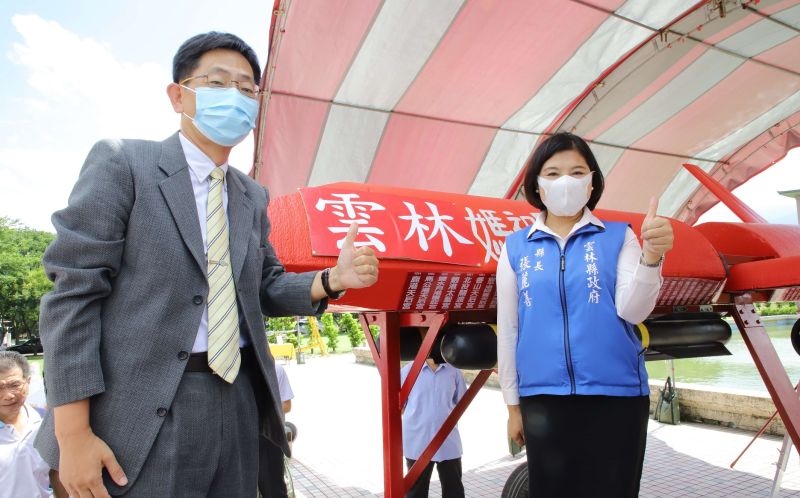 ▲中華科大研發的媽祖號無人機由雲縣長張麗善與航空學院院長石大明完成貼牌。（圖／記者簡勇鵬攝，2020.08.29）