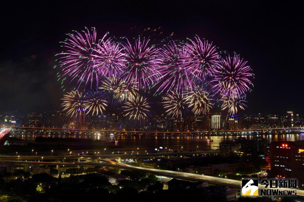 ▲大稻埕昨（30）日舉辦情人節活動，不少人到場觀看煙火。（圖／記者陳致宇攝）