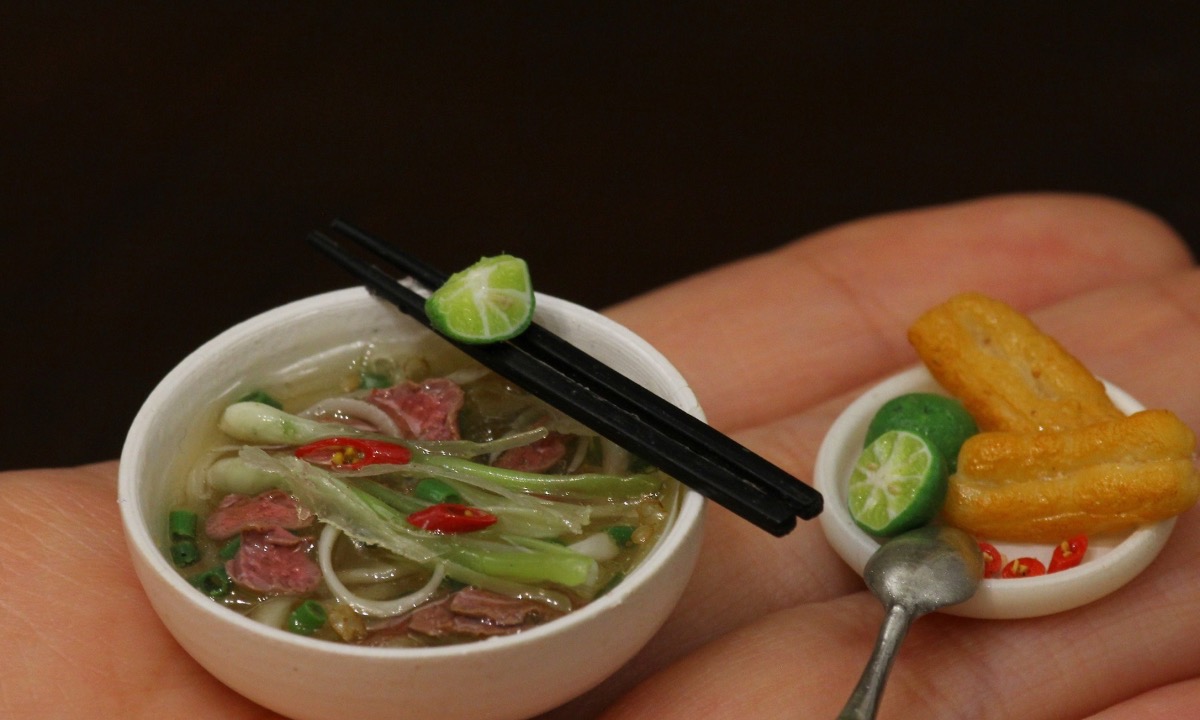 ▲一位迷你模型藝術家阮河安（Nguyen Ha An）擅長用黏土製作「微縮」模型，一道道越南美食在她的一雙巧手下化身成徐徐如生的雕塑。（圖／翻攝自臉書）