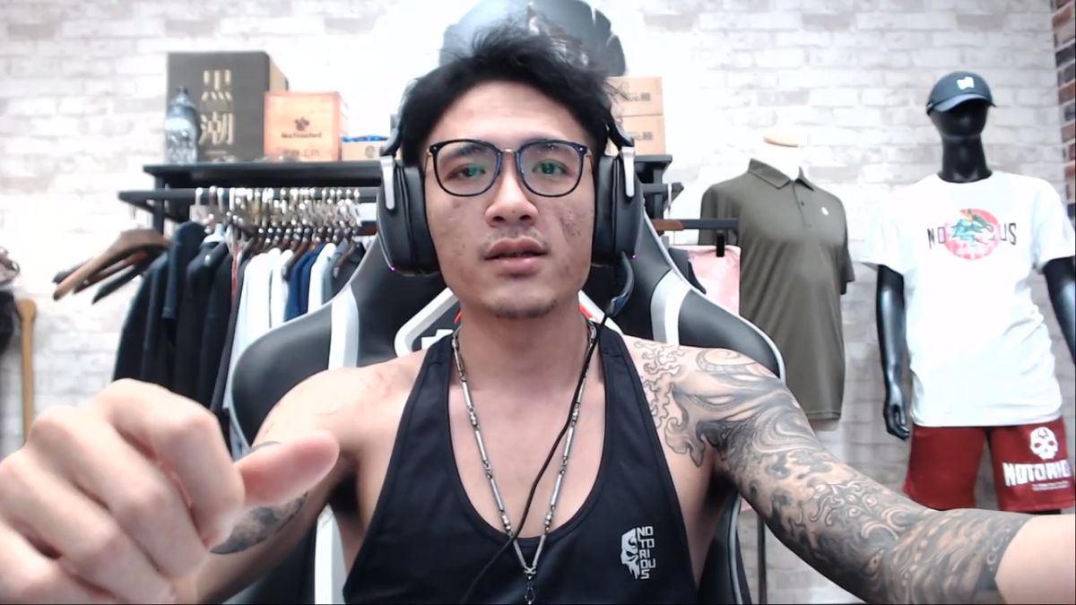 ▲館長助理小宇在館長遭槍擊後首次直播，向外界說明館長近況與當時心情。（圖／翻攝自館長成吉思汗YouTube）