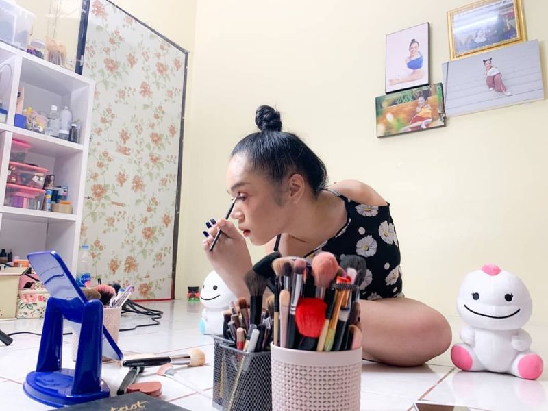 ▲先天殘疾的她從小便沒有雙臂,因此只能用腳化妝,卻完全不輸其他網紅,一樣能俐落的畫出各種風格的妝容。(圖/翻攝自IG)