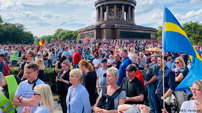 ▲約1萬8000人齊聚柏林抗議強制戴口罩等防疫限制。（圖／翻攝自德國之聲／DW）