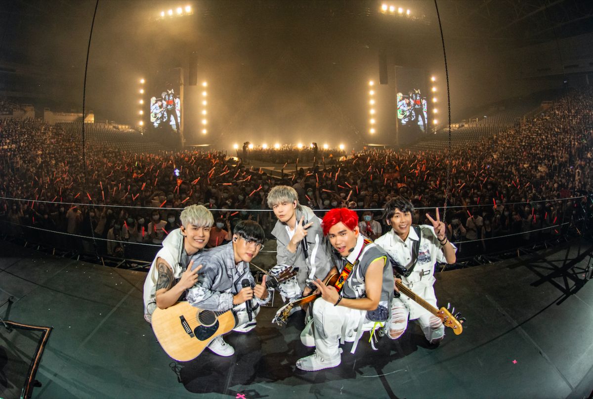 ▲八三夭霸天（右一）在演唱會開始前30秒踩空，忍痛表演超敬業。（圖／翻攝八三夭IG）