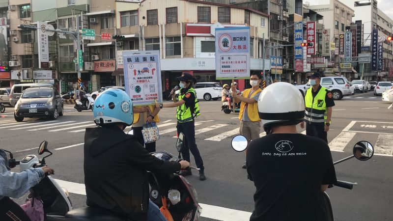 ▲台南市交通警察大隊在路口進行路口安全大執法宣導。（圖／台南市交通警察大隊提供）