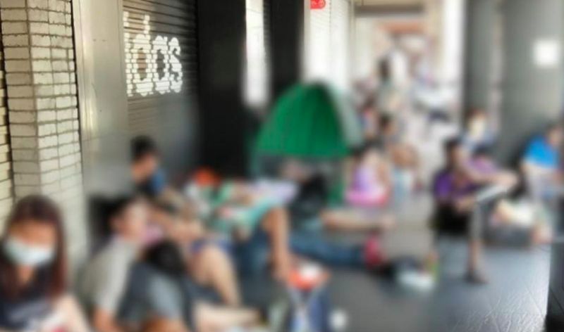 ▲網友分享在藥妝店看到有人出動帳篷排隊搶口罩。(圖/翻攝口罩現貨資訊專區)