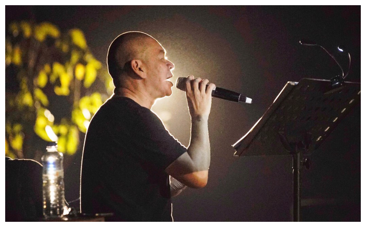 ▲蔡明亮舉辦「良夜 不散」沙丘音樂會，與百人共度不眠夜。（圖／汯呄霖電影提供，攝影：黃宏錡）