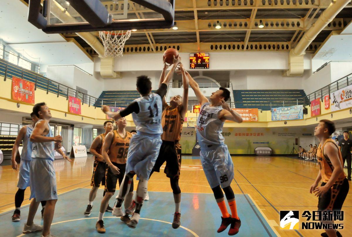 ▲社男組開泰工程(白衣)vs.建國塑膠(橘衣)，兩隊戰況格外激烈。（圖／記者陳雅芳攝，2020.08.30）