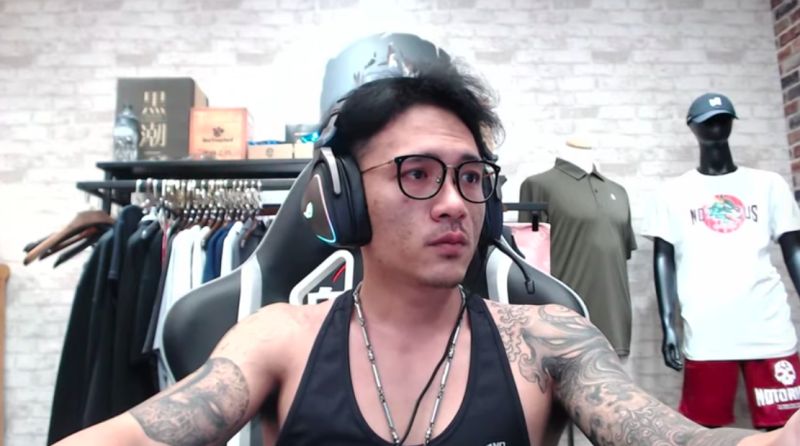 ▲館長助理小宇昨晚開直播還原當時狀況。(圖/翻攝成吉思汗館長Youtube)