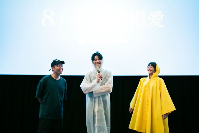 ▲林柏宏（中）在片中穿的雨衣，成為粉絲的話題。（圖／牽猴子）