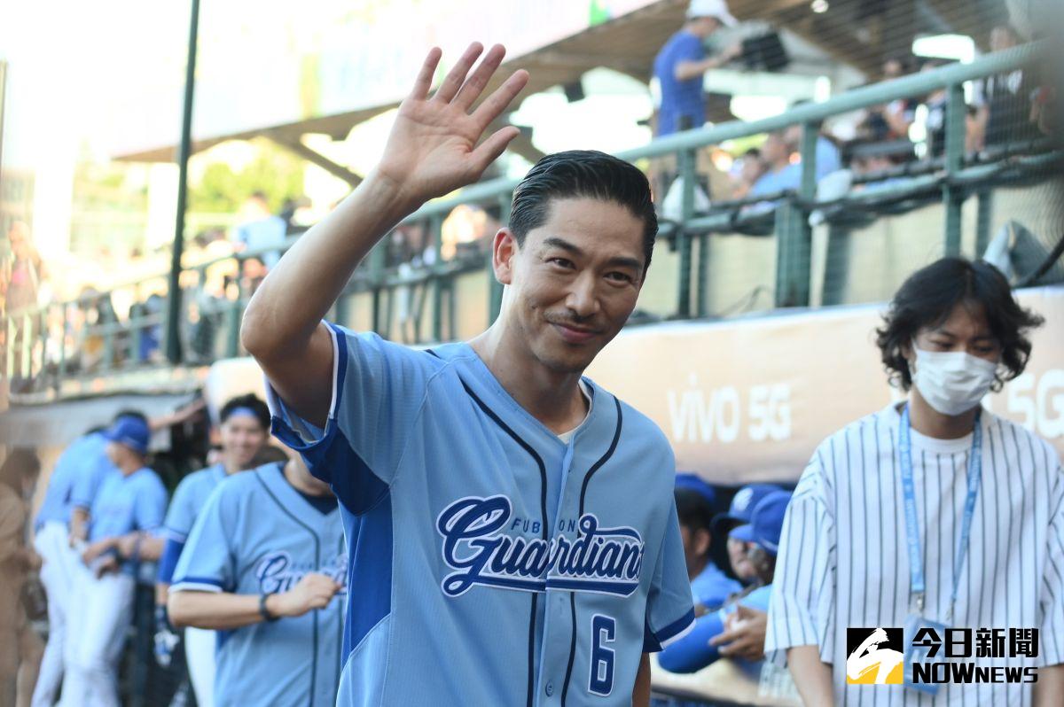 ▲名模林志玲老公，放浪兄弟Akira為富邦開球。（圖／林柏年攝）