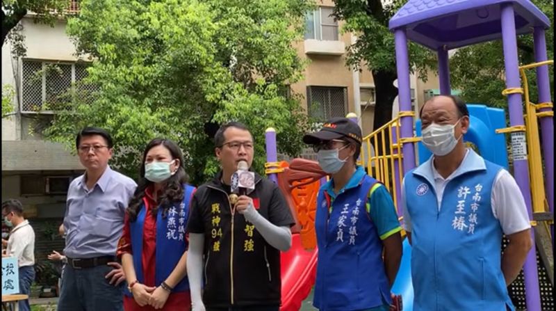 ▲台北市議員羅智強30日上午到台南推動公投綁大選連署,國民黨副祕書長謝龍介及藍營議員到場力挺。(圖/羅智強辦公室提供)