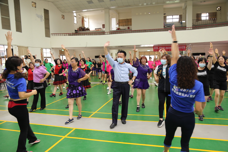▲嘉義縣長翁章梁將今年訂定為「運動營養年」，今天在家鄉義竹領著縣民共舞同樂。（圖／嘉義縣政府提供）