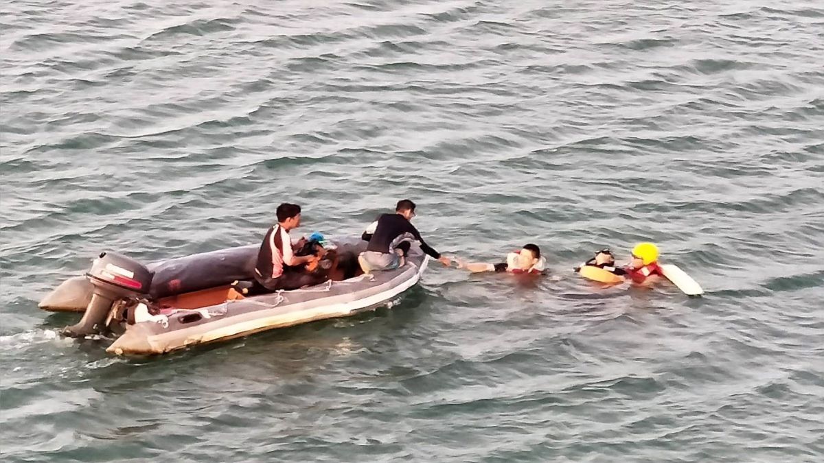 ▲馬公市觀音亭海域有人溺水，消防局立即派遣馬公分隊共3車、1艇、7人前往現場搜救，上岸時已呈現OHCA狀態，經CPR等急救處置後送衛福部澎湖醫院急救中。（圖/消防局提供）