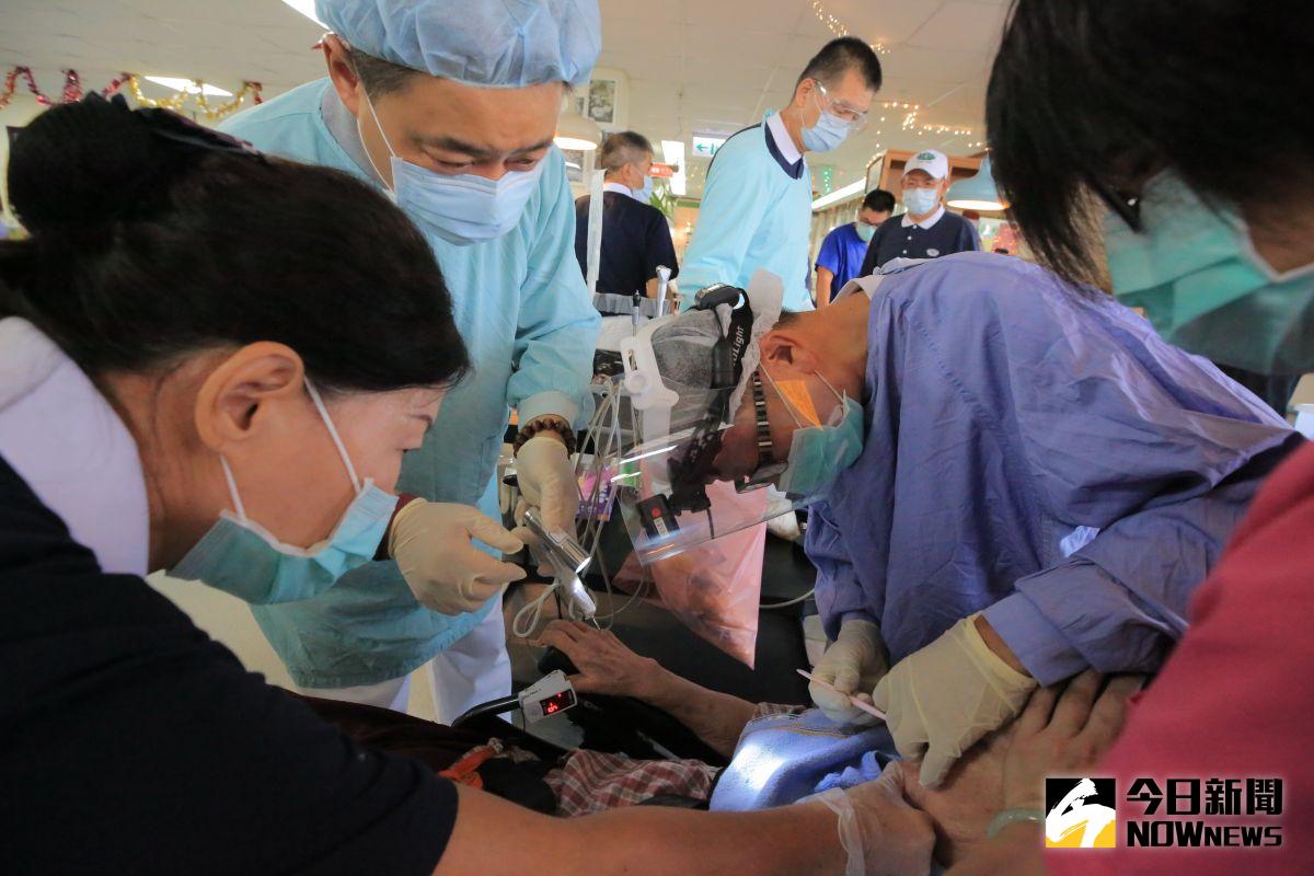 ▲慈濟人醫會利用假日至彰化老人養護中心為長輩進行洗牙義診。（圖／記者陳雅芳攝，2020.08.30）