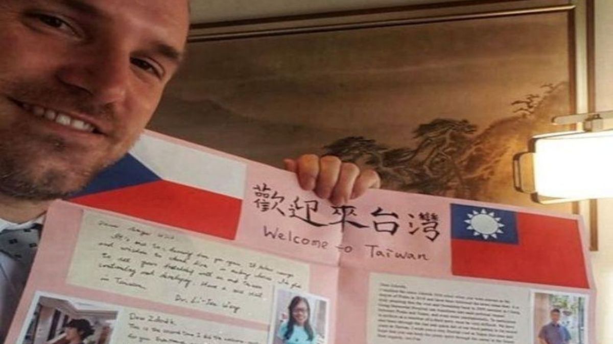 ▲布拉格市長賀瑞普抵台後，在臉書上開心秀出過去的同學們寫給他的賀卡。（圖／翻攝自賀瑞普臉書）