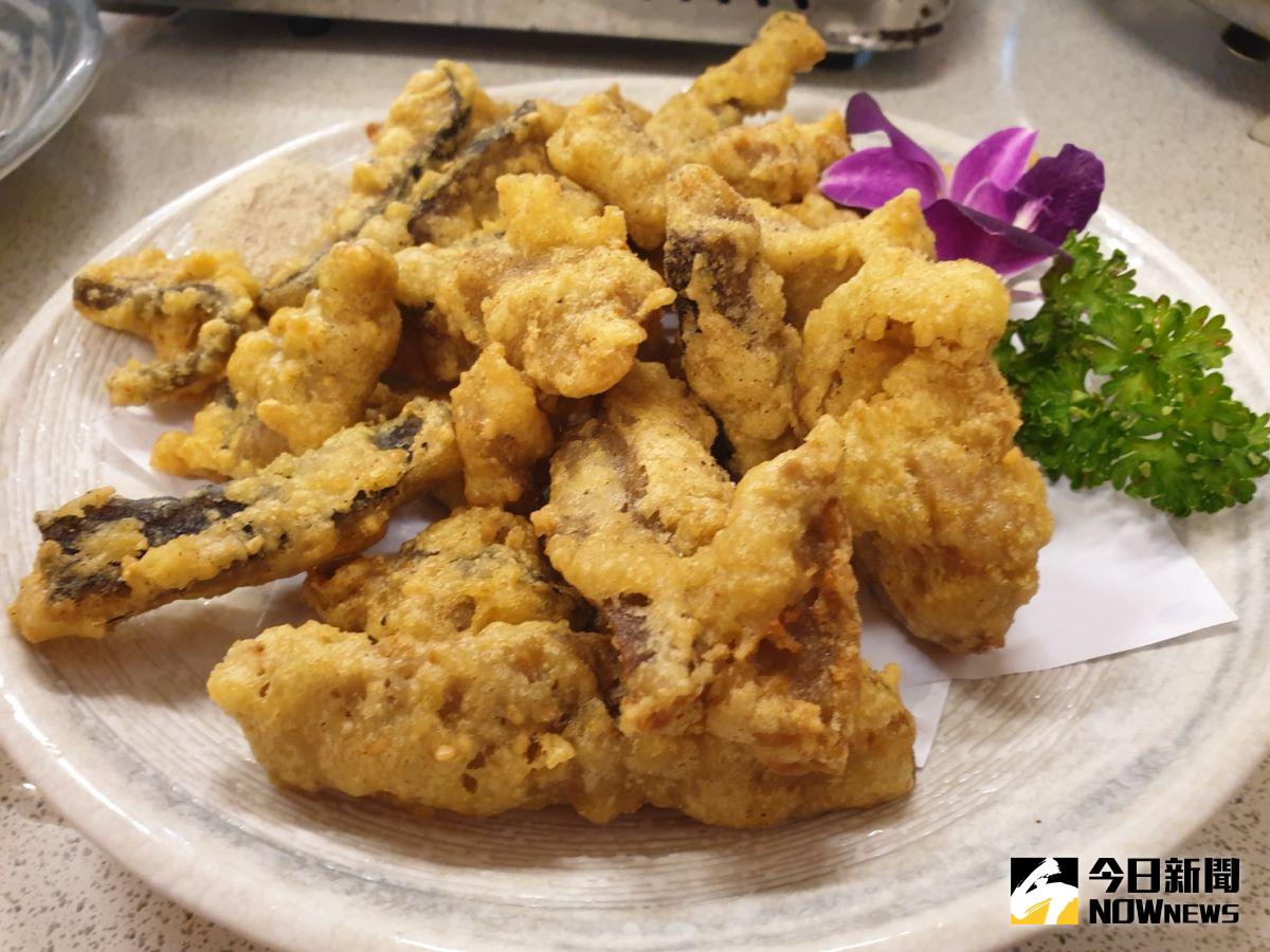 ▲隱身住宅區的三喜食堂，登上米其林必比登，圖為取代鰻魚的鯰魚酥，鰻魚因疫情斷貨源，現在供應鯰魚酥，美味依舊。（圖／金武鳳攝，2020.8.31)