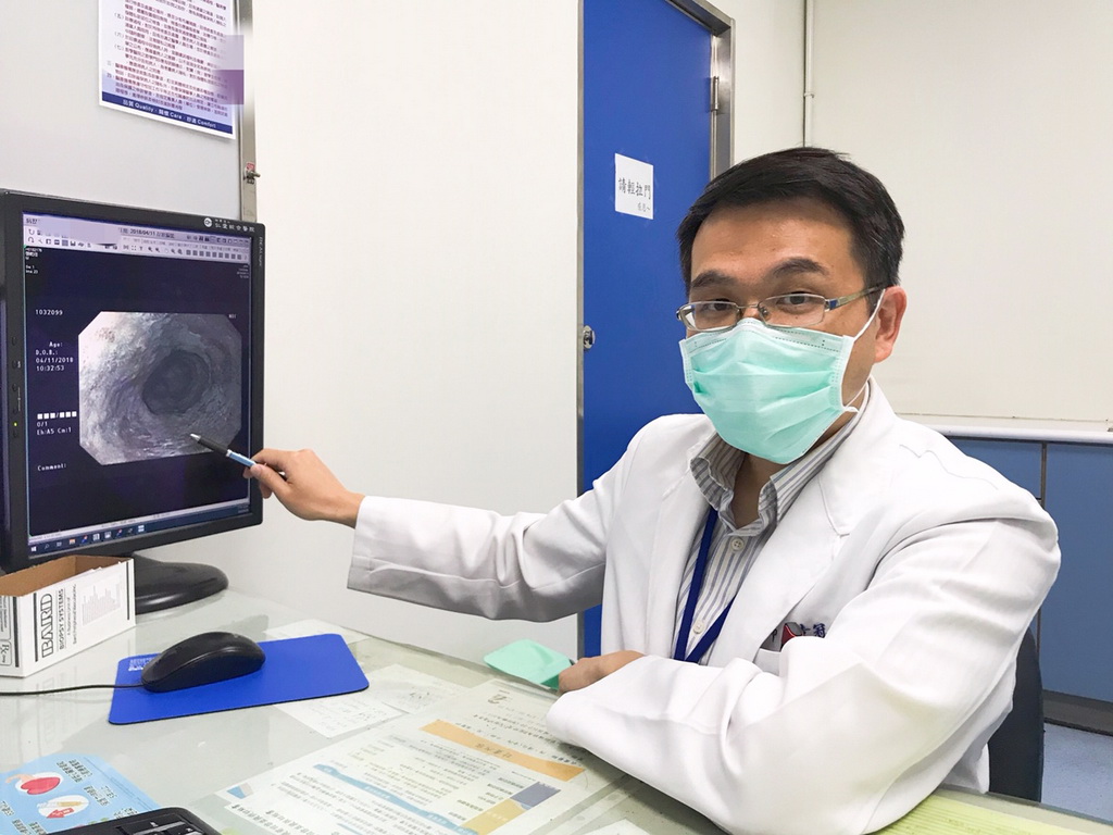 ▲醫生指，無痛胃鏡的窄頻影像檢查中，發現一公分的食道病變，界線明確的棕色區域。(圖／林重鎣攝2020.8.31)