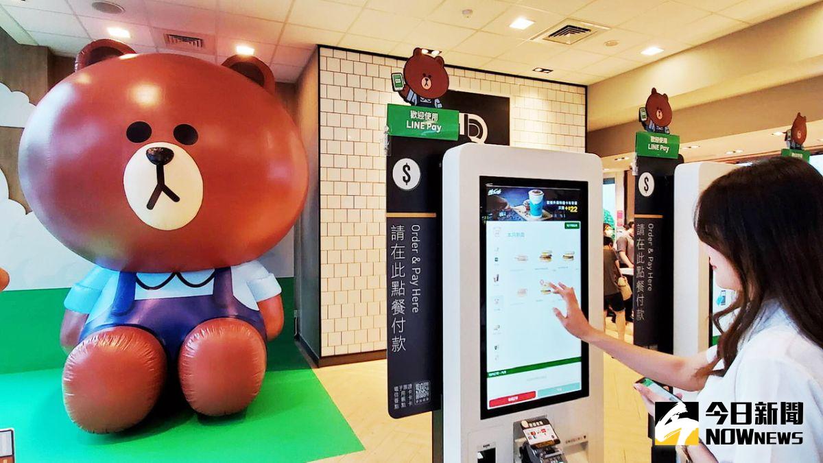 ▲ 全台最大、3.5米巨型「熊大店長」現身高雄博愛二店，不僅會推薦消費者划算的「嗶」吃攻略，還要讓民眾盡情拍照。（圖／記者陳美嘉攝，2020.08.31）