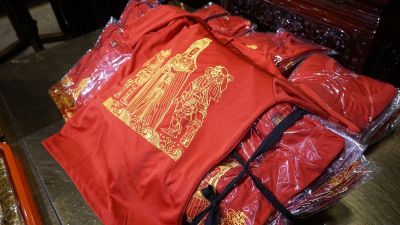 ▲媽祖結緣品紅色T恤，印有媽祖及千順兩將軍圖案。（圖／記者蘇榮泉攝，2020.08.31）
