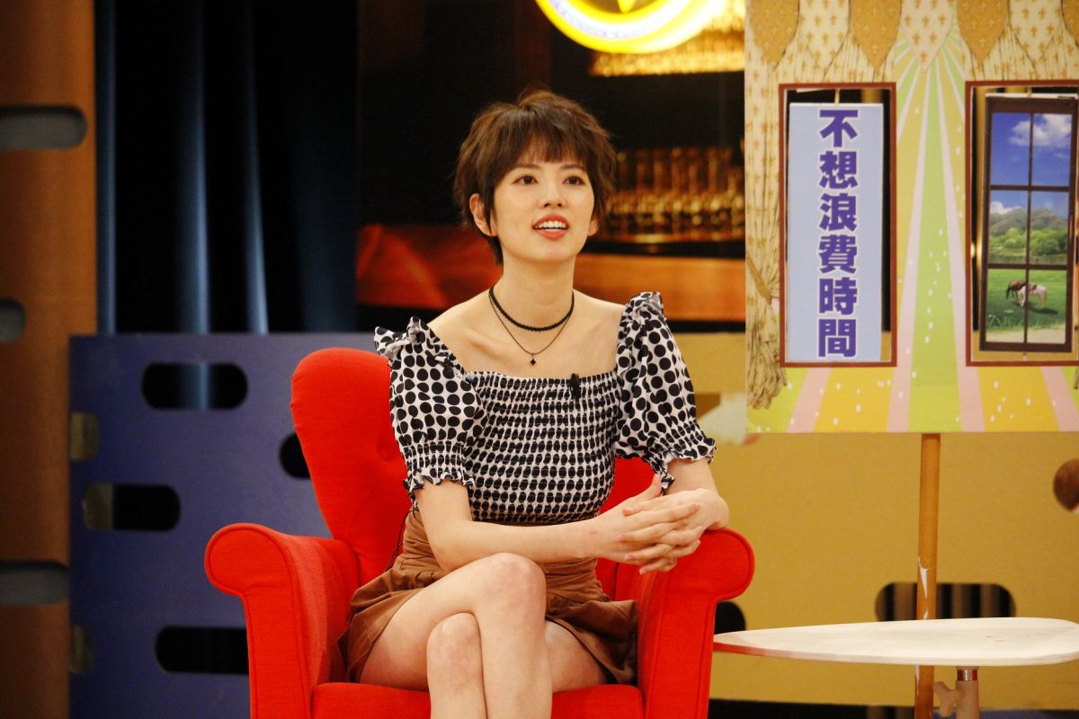 ▲阿諾因為只顧著和老公談情說愛，導致晚餐帳單高達1萬2千元。（圖／衛視中文台）