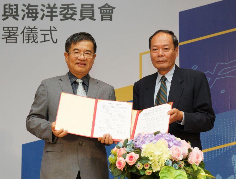 ▲海洋委員會主任委員李仲威(右)與高雄科技大學校長楊慶煜(左)共同簽署合作備忘錄。(圖/記者黃守作攝,2020.08.31)