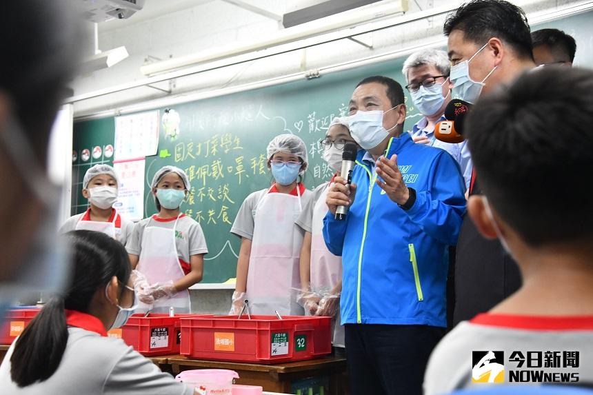 ▲新北市長侯友宜特別前往土城頂埔國小視察校園午餐暨防疫工作。(圖/記者康子仁攝)
