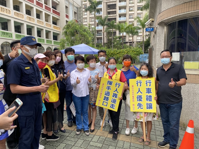 ▲市長盧秀燕、市議員陳政顯與分局長蔡元戎於立人國小交通安全宣導(圖/警局提供 )