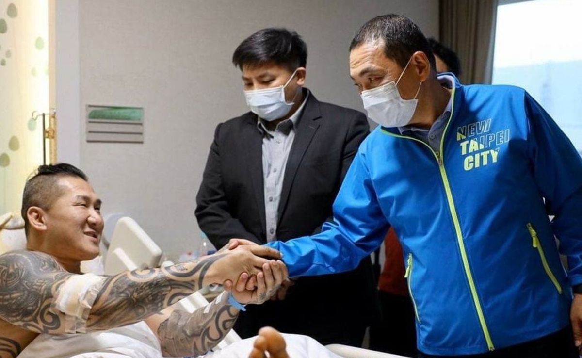 ▲今（31）日曾被館長尊稱為「侯大哥」的新北市長侯友宜也前往病房探望，館長更露出靦腆笑容。（圖／翻攝館長臉書）