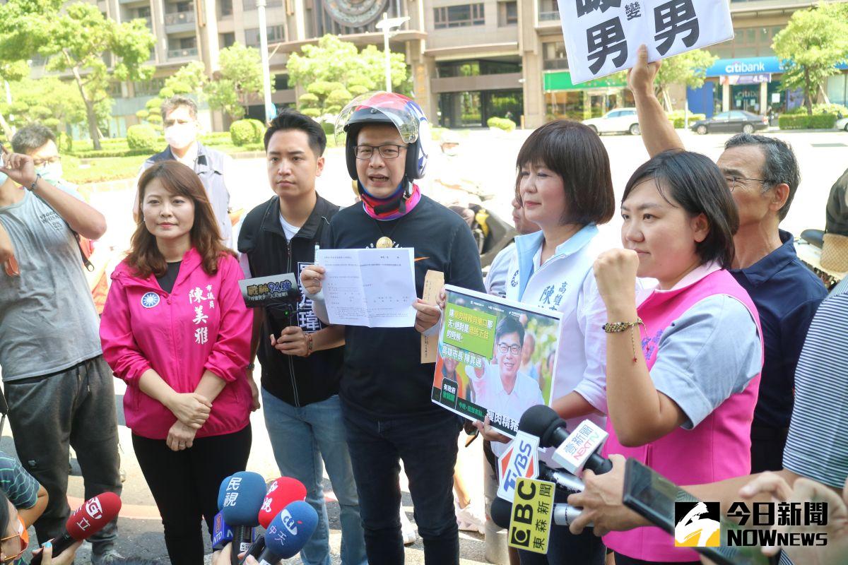 ▲國民黨革實院院長羅智強今（31）日下午騎車到高雄市政府四維行政中心，要求市長陳其邁兌現雙諾言「簽下還我公投連署書」、「開放瘦肉精的蔡英文下台」。（圖／記者鄭婷襄攝，2020.08.31）