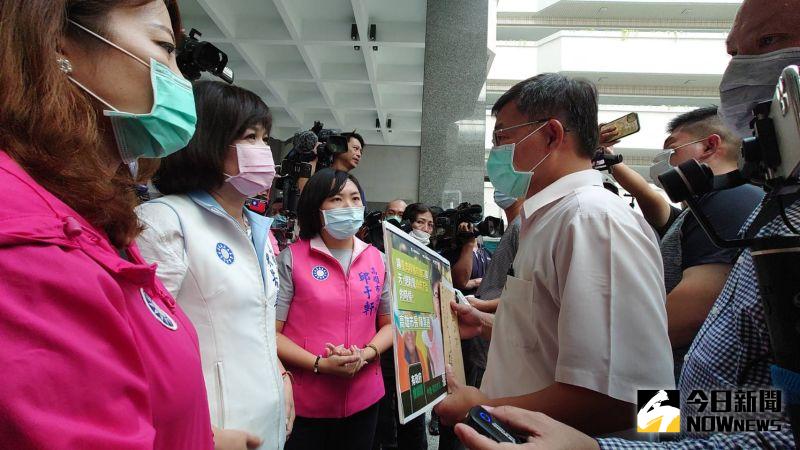▲市議員邱于軒、陳美雅、陳若翠進入市府後,由高雄市政府副秘書長王啟川代表接見。(圖/記者鄭婷襄攝,2020.08.31)