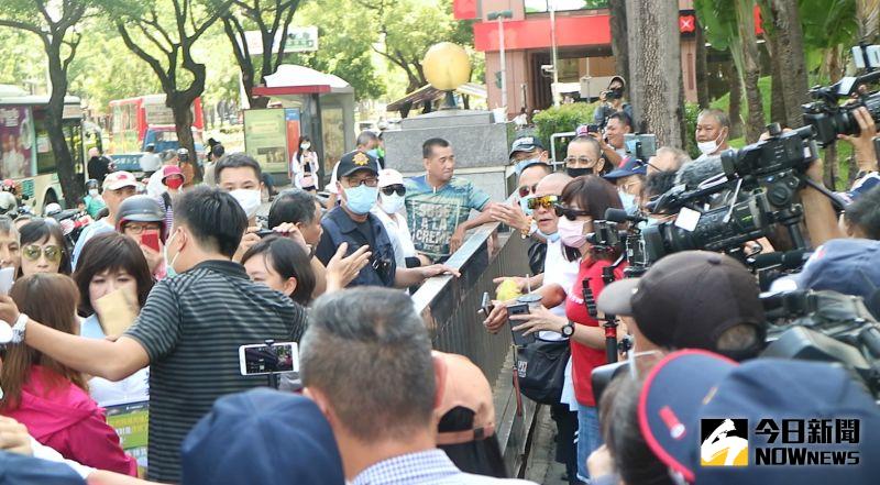 ▲陳情不得其門而入,現場藍營民代與民眾拍門抗議。(圖/記者鄭婷襄攝,2020.08.31)