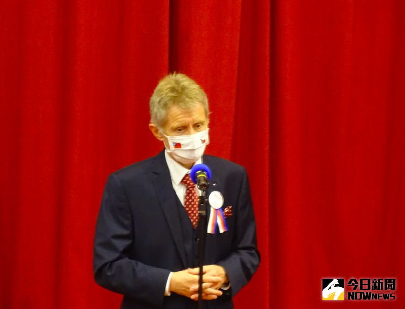 ▲捷克參議院議長韋德齊(Miloš Vystrčil)帶著印有台灣與捷克國旗的口罩,在政大發表演說。(圖/記者呂炯昌攝.2020.08.31)