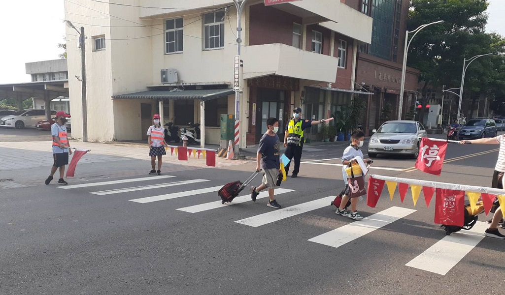▲暑假結束，學生開始上學，嘉義縣警察局派員協勤導護學生上下課。(圖／嘉義縣警察局提供）