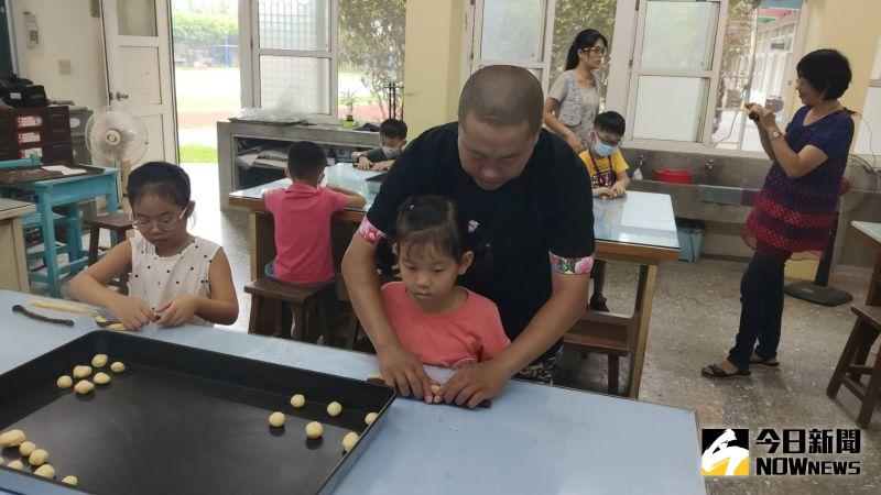 ▲芬園鄉文德國小選用在地的鳳梨、荔枝等水果做為製作手工餅乾的食材,讓學生透過DIY手作過程能夠穩定一下心境。(圖/記者陳雅芳攝,2020.08.31)