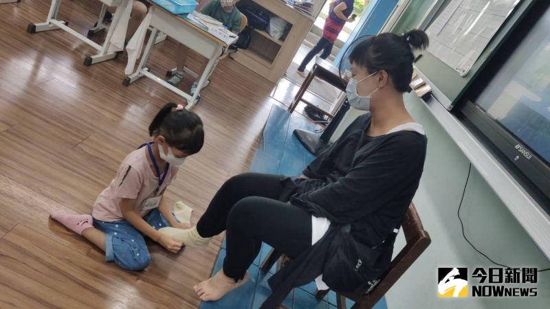 ▲第一次讓孩子幫他穿上襪子,媽媽們覺得好感動。(圖/記者陳雅芳攝,2020.08.31)